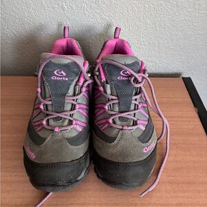 Women’s clorts hiking shoes size 8.5 great condition please see description